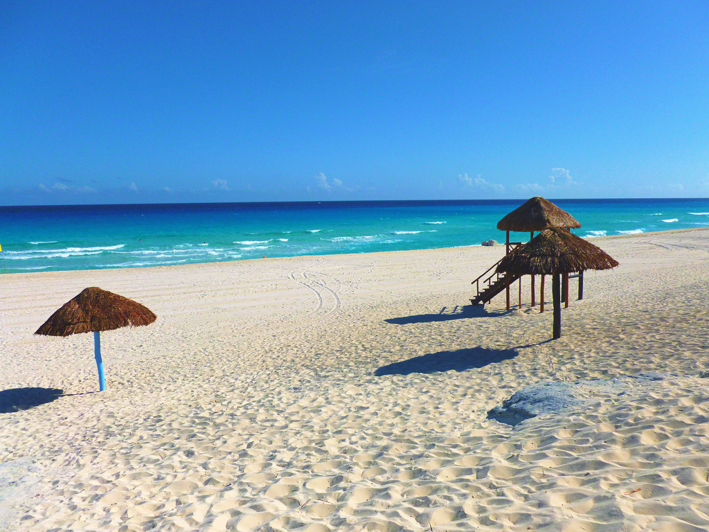 Turquoise water over the Delfines - beaches in Mexico