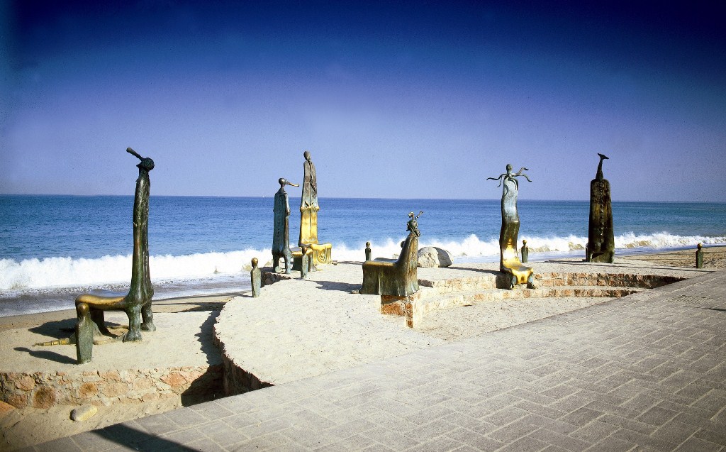 Bronze figures at El Malecon