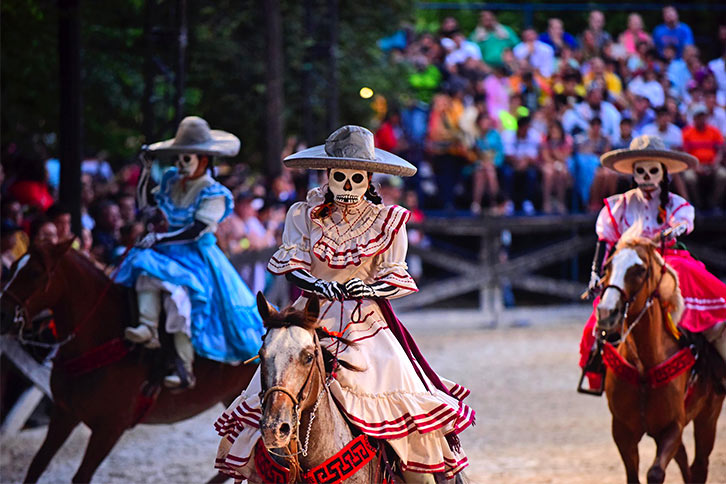 During the festival dia y muerte in Xcaret you can enjoy a horse riding show