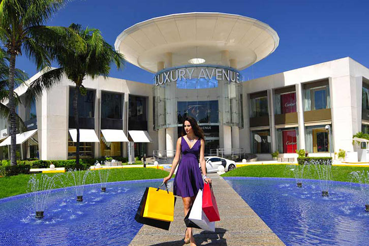 Woman with pre-Christmas shopping in Cancun