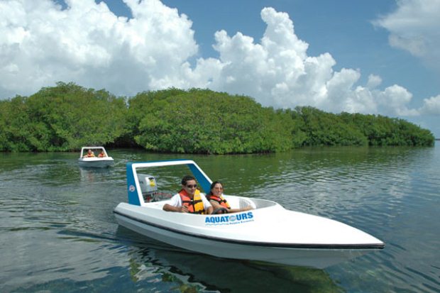 Speed boat tour along the Nichupte Lagoon in Cancun