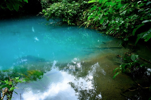 A blue turqouise body of water in Costa Rica