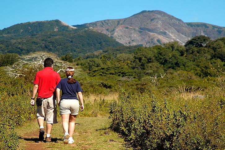 costa rica eco-tour couple hiking