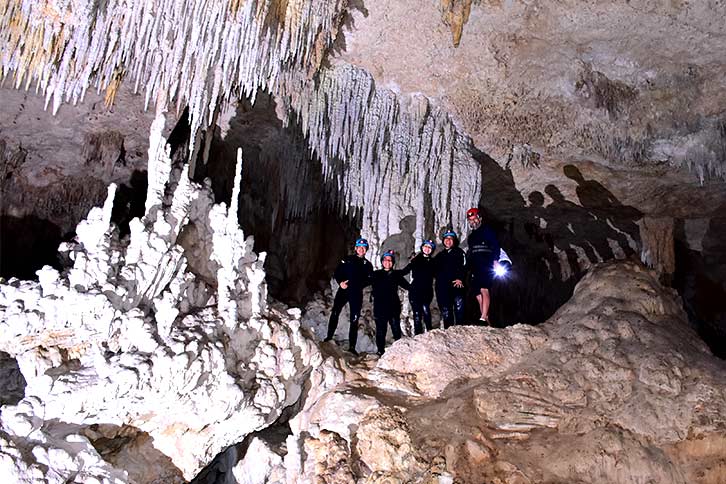 climbing caves Rio Secreto