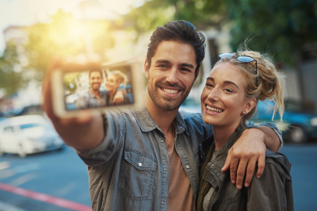 Traveling-Couple-Selfie