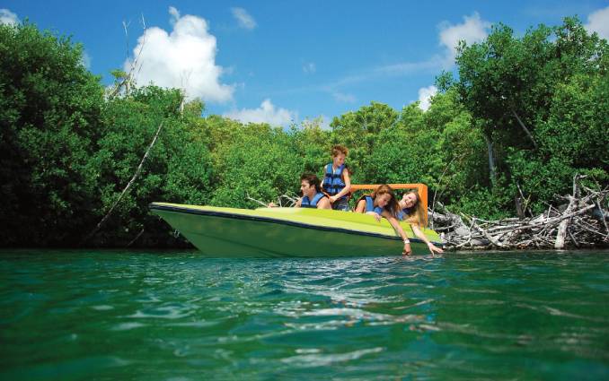 Family in a boat in the Nichipté Laggon