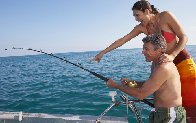 Couple fishing on a charter in Cancun