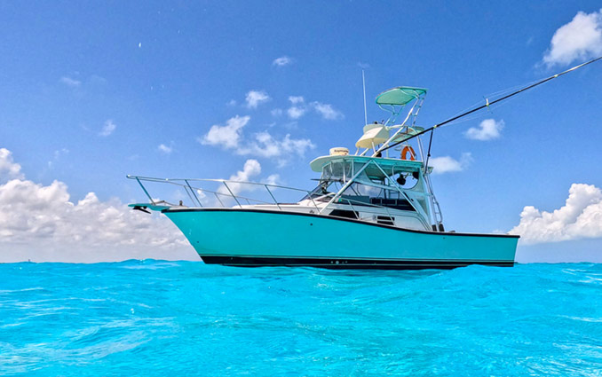 Fishing charter navegating Cancun´s sea