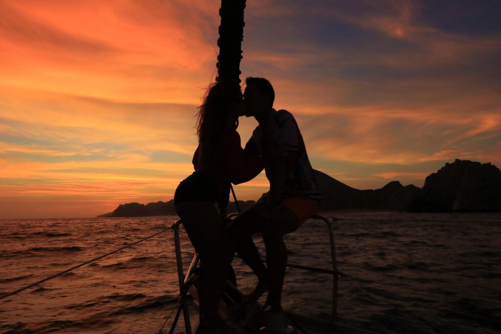 Couple at sunset kissing in los Cabos excursions